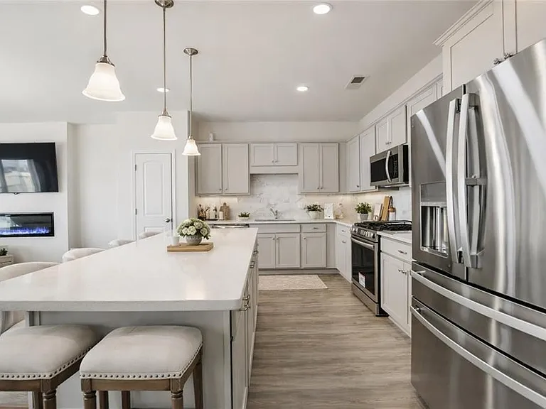 1123 Chastain Dr — Photo 3