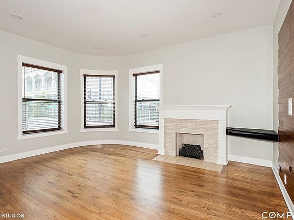 5th image of 856 W Montrose Ave APT 2B