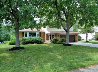 17 Macarthur Dr, Williamsville, NY 14221