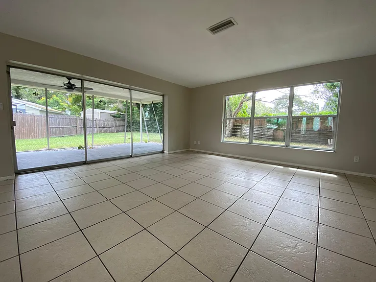 2016 Hopkins Dr W — Photo 3