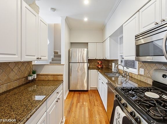 3rd image of 2054 N Wolcott Ave