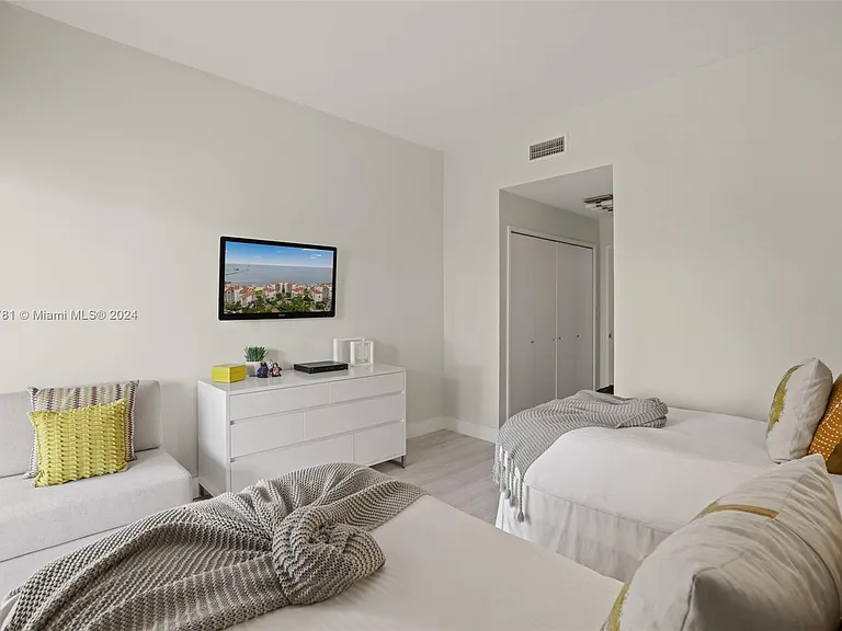 2442 Fisher Island Dr #5402 — Photo 27