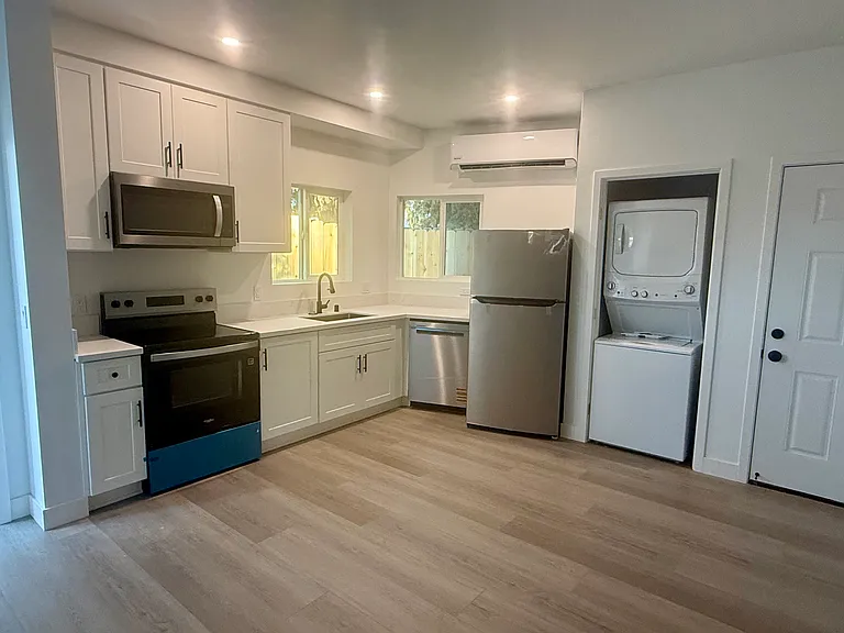 5656 Chateau Dr #5 — Photo 2