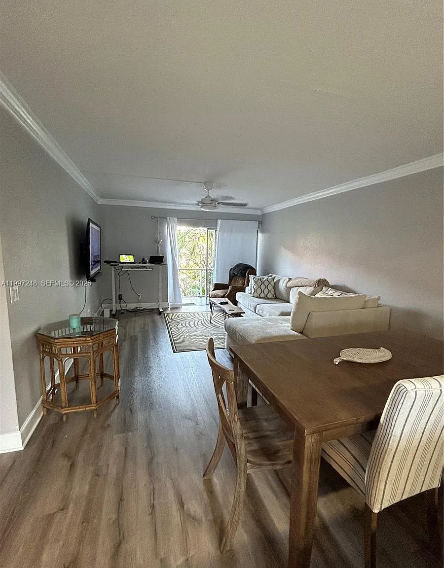 Lori-Lynn Condo — Photo 4