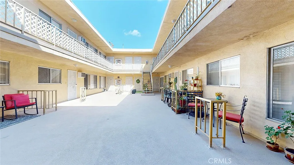 1 bed, 800 sqft, $2,100 — Photo 2