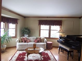 622 Blackthorn Dr, Crystal Lake, IL 60014