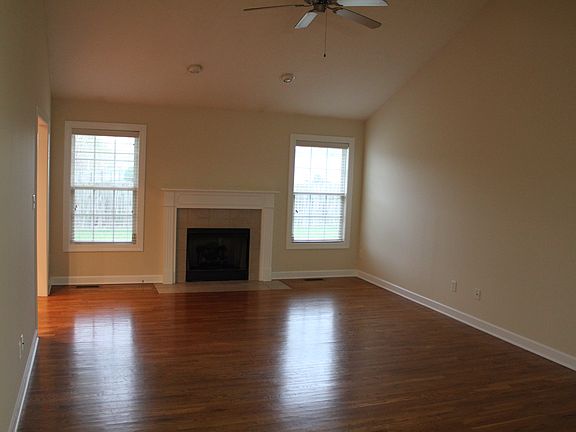 3rd image of 3747 Woodbridge Ln