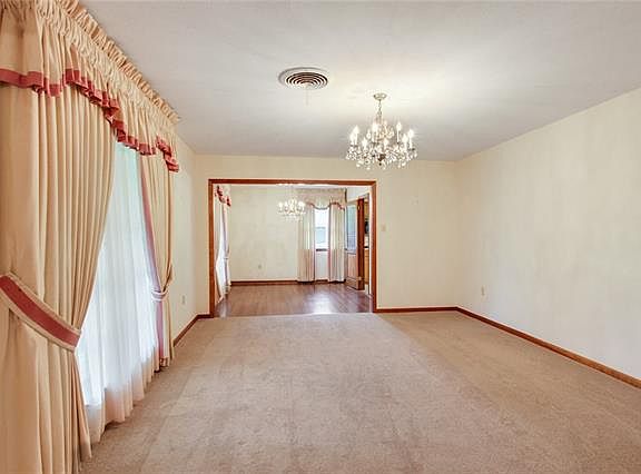 4th image of 301 Camellia Ave