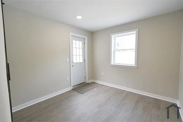 1933 E Albert St — Photo 22