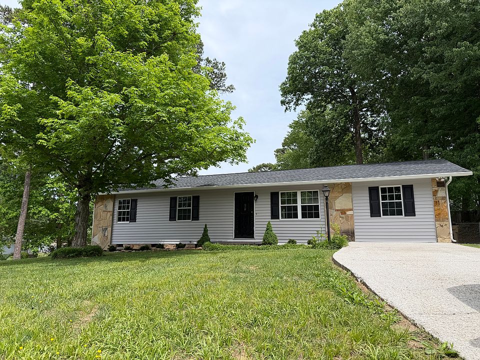 2 bedroom 1.5 bath home with new roof and vinyl siding