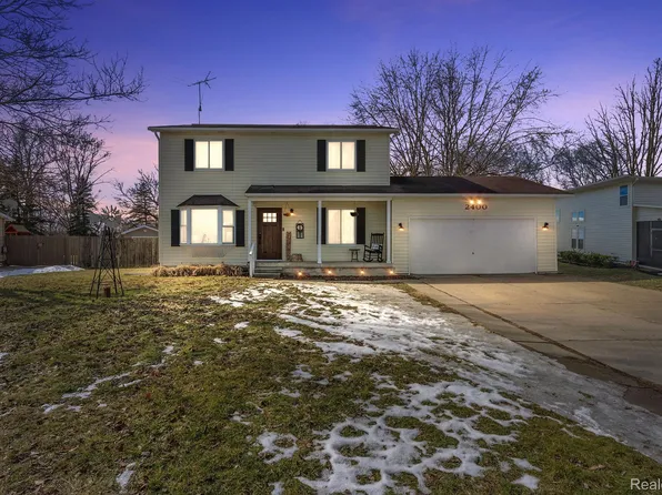 2400 Meadowcroft Dr, Burton, MI 48519