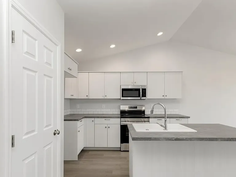 765 SW Alpha St — Photo 6