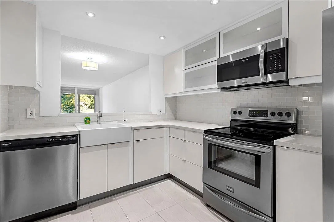 605 Oaks Dr — Photo 2