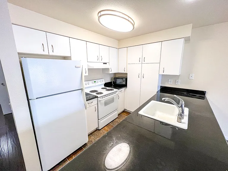 Castellan Apartments — Photo 18