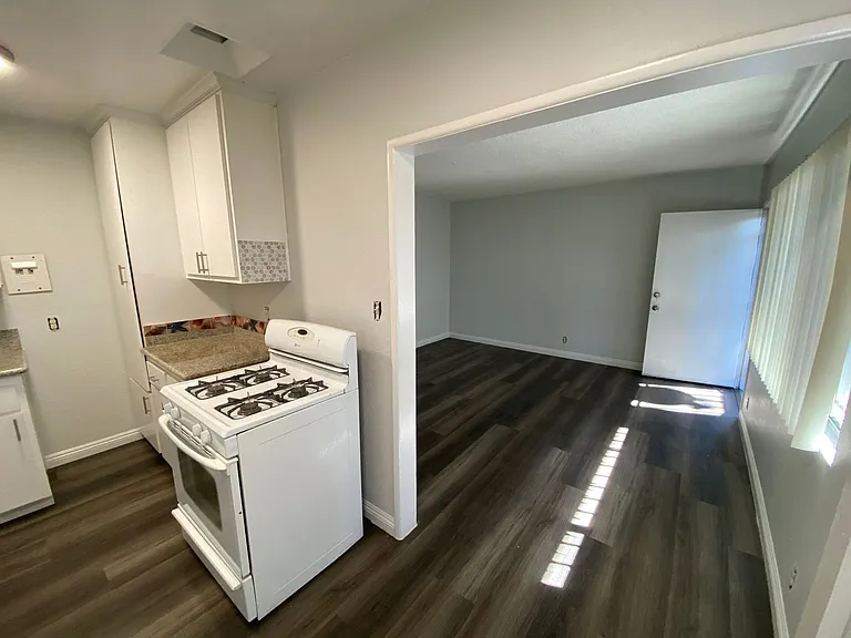 9320 S Figueroa St — Photo 2