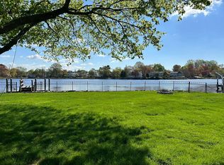 36 Bay Edge Ct, Fairfield, CT 06824