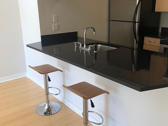 4th image of 840 NE 125th St APT 313