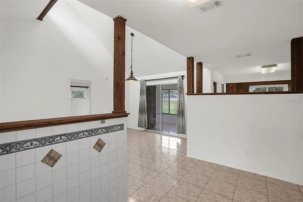 3 bed, 2.0 bath, 1374 sqft, $2,200 — Photo 3