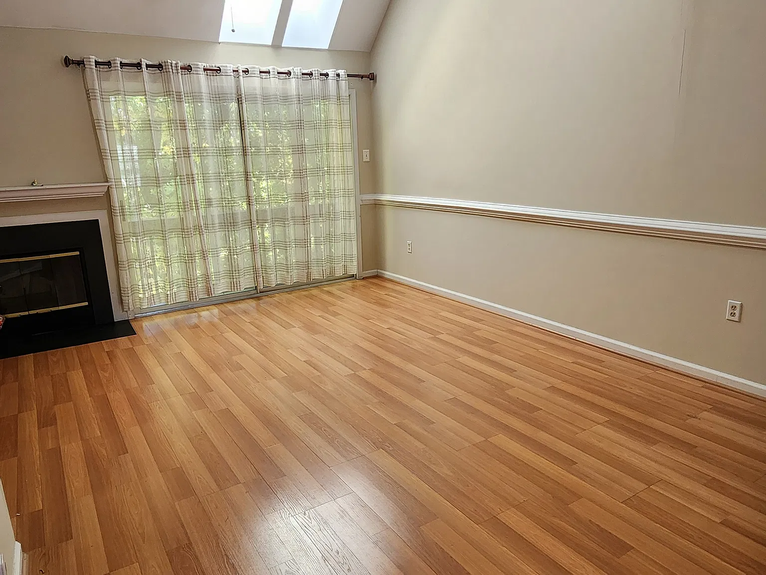 2 bed, 984 sqft, $2,000 — Photo 2