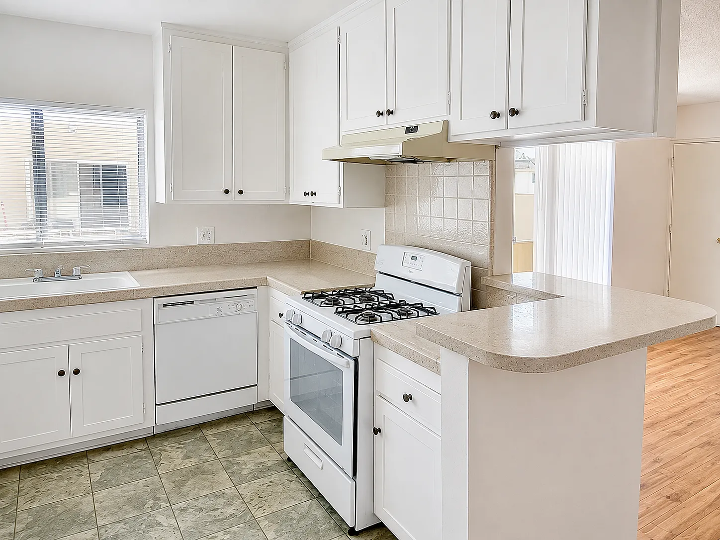 3 bed, 1300 sqft, $3,300 — Photo 2
