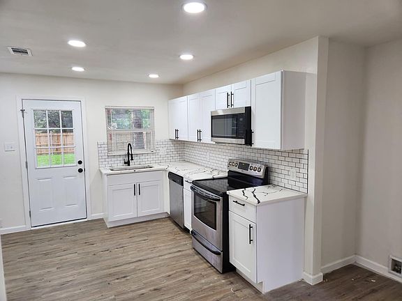 3rd image of 10809 Sharondale Ln