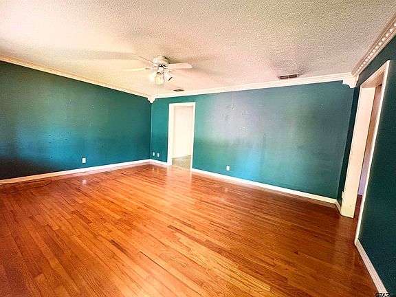 4th image of 1048 Edgewood Dr