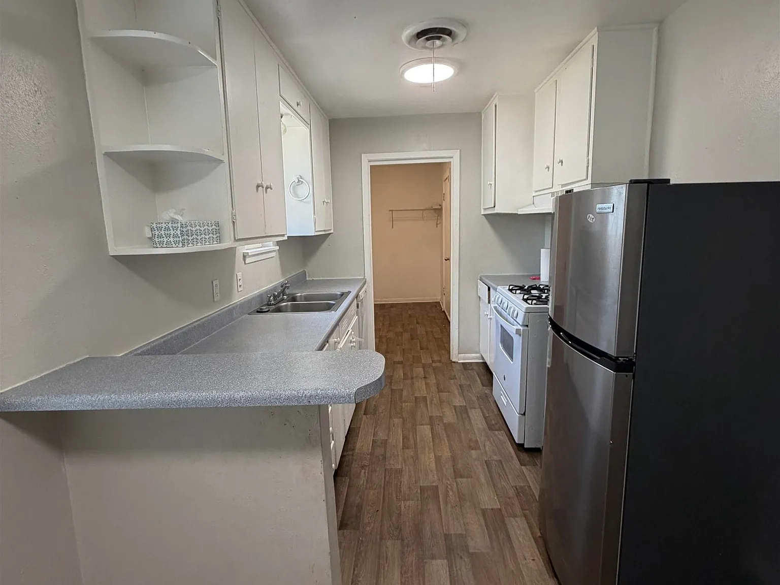 3 bed, 1.5 bath, 989 sqft, $1,450 — Photo 3
