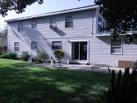 3rd image of 420 Oak Park Cir