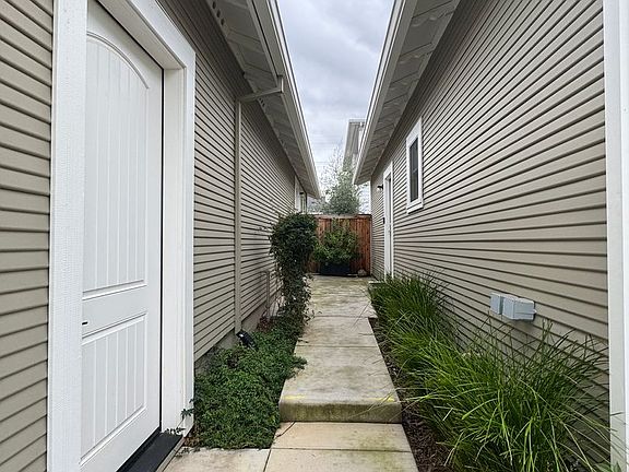 2nd image of 301 1/2 Coloma St
