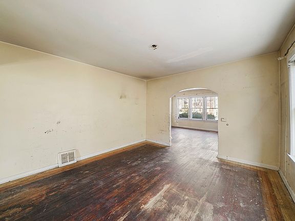 5th image of 5031 W Wellington Ave