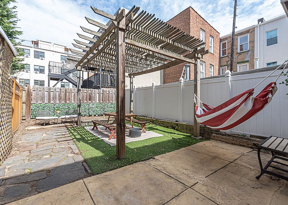 Large backyard w/Pergola
