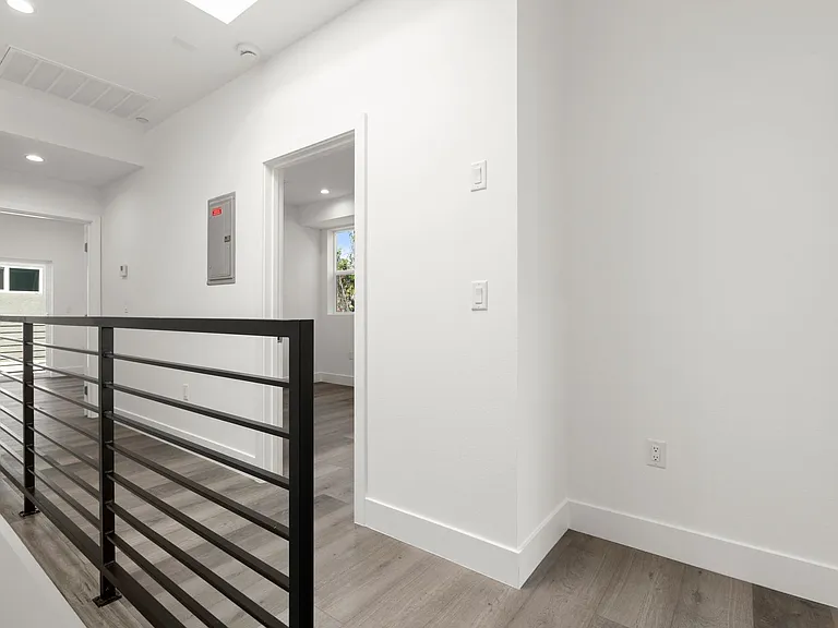 1034 N Oxford Ave — Photo 19