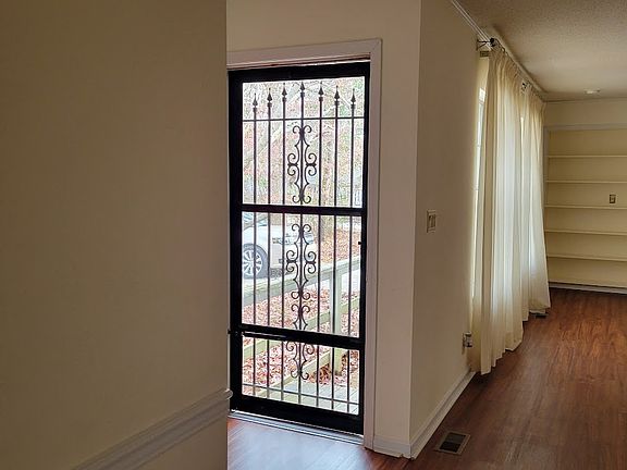 3rd image of 14 Black Oak Cir