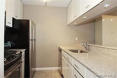 4th image of 4 Martine Ave
