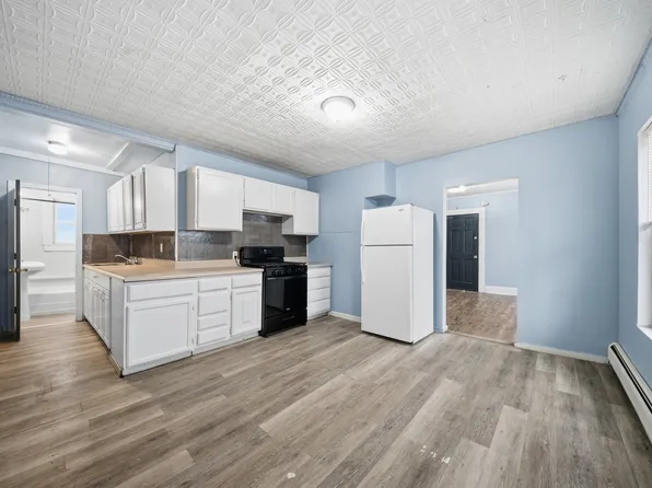 367 Spruce St APT 1, Manchester, NH 03103