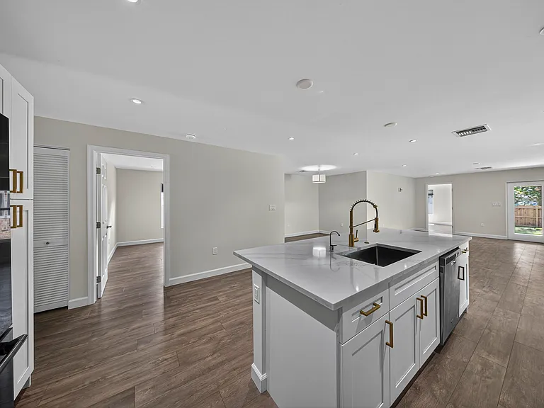 410 NE 34th St — Photo 12