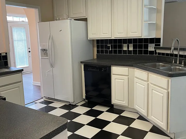 318 Derby Dr — Photo 2