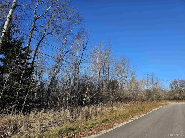 9 N 4th St, Manistique, MI 49854