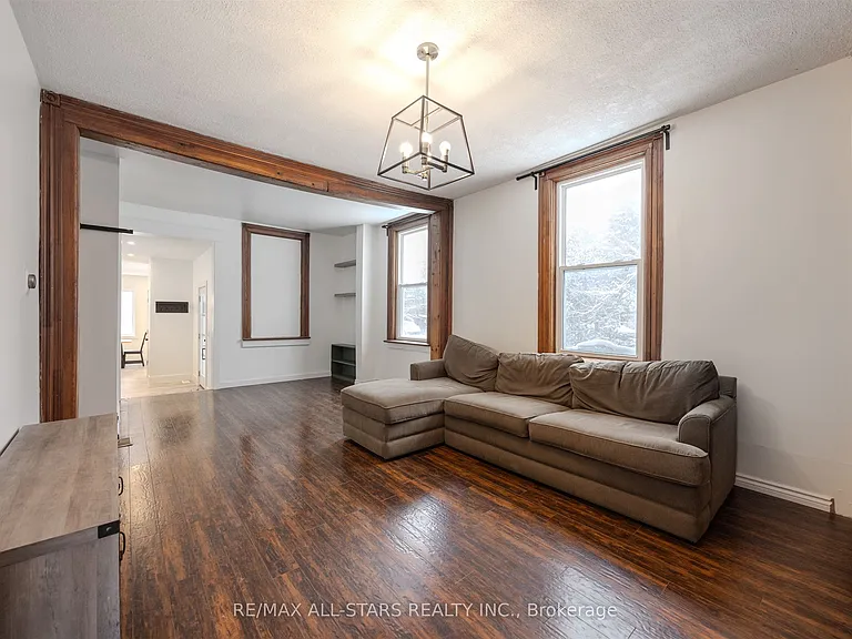 21 Albert St S — Photo 8