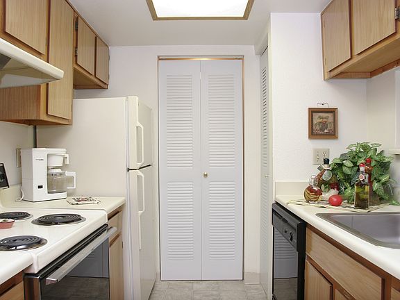 5th image of 2505 E Pikes Peak Ave #J206