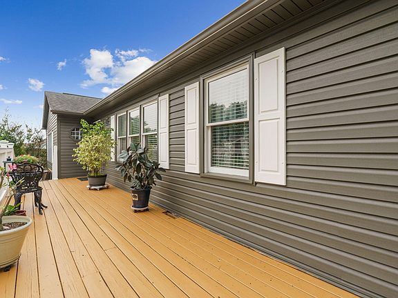 5th image of 332 Fox Harbour Dr
