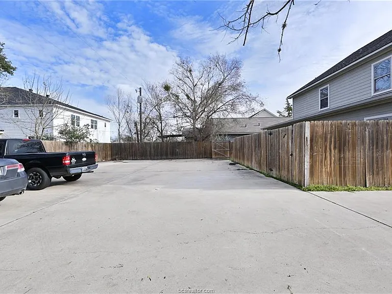 401 Ash St — Photo 2