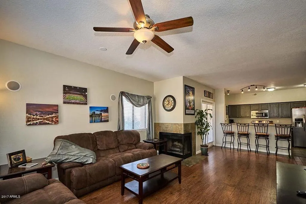 2 bed, 964 sqft, $1,999 — Photo 2