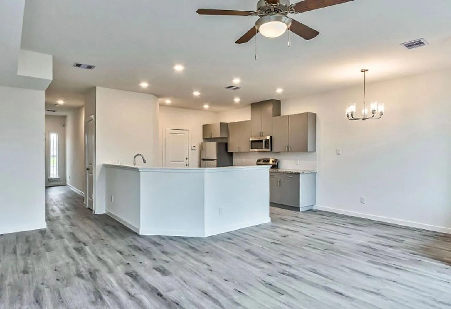 3 bed, 2.5 bath, 1681 sqft, $1,950 — Photo 4