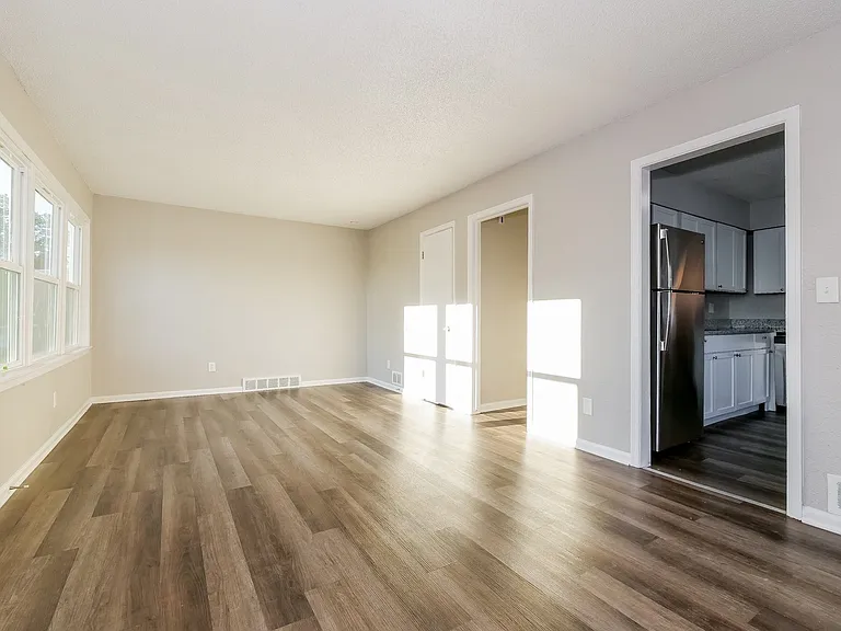 1692199_020_living_room_13184128.jpg