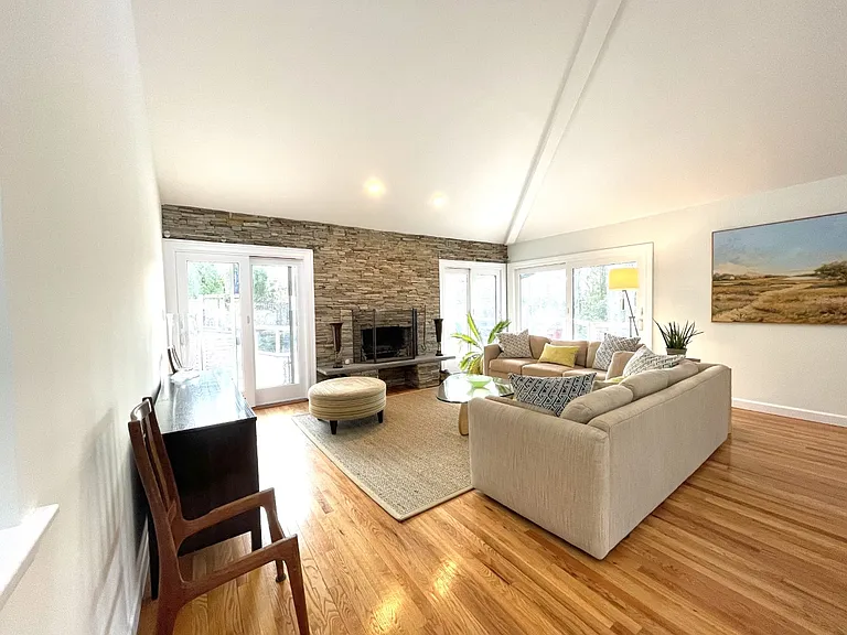 Peconic Hills Dr — Photo 4