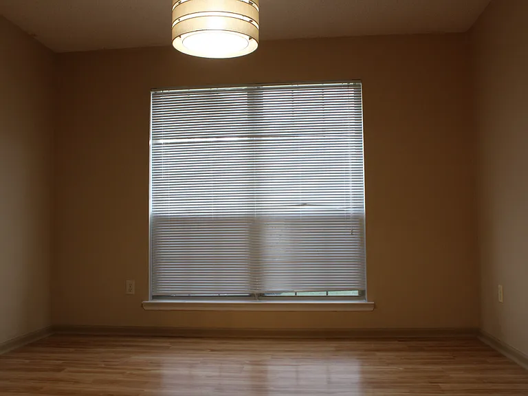 504 Bedford Ct — Photo 4