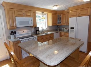 40 Oakwood St, Enfield, CT 06082