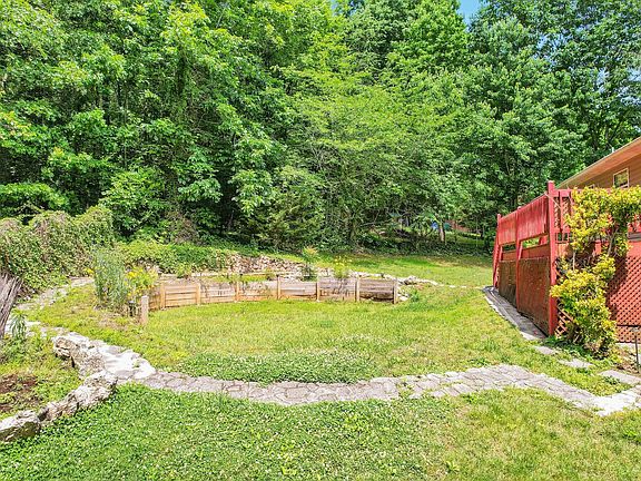 5th image of 143 Oak Hill Ct NE