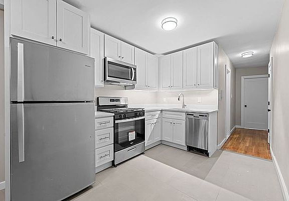 4th image of 925 E 100th St Floor 1